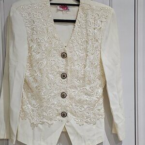 Irresistible By Sue Eng Vtg. elegant Cream Lace Suit Size 7/8 Runs Small.